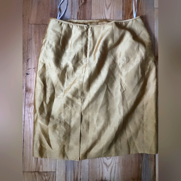 Gold lined suite skirt; below the knees - Picture 2 of 8